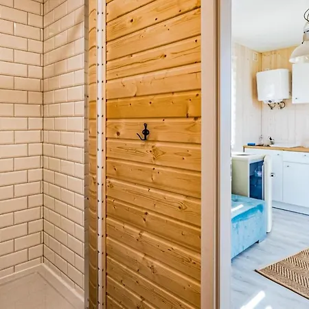 Stunning In With 1 Bedrooms Dom wakacyjny Rydzewo (Gizycko)